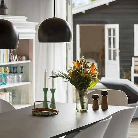 4 Bedroom Gorgeous In Holiday home *