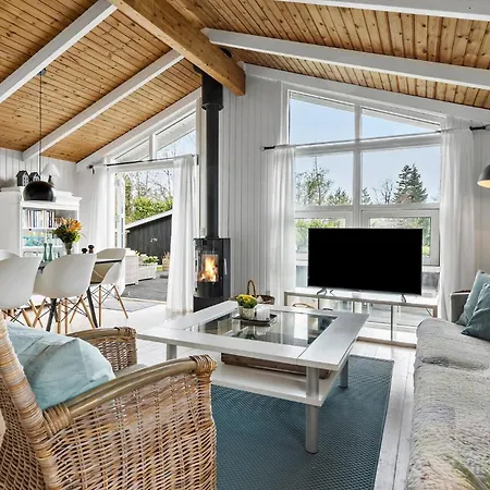 4 Bedroom Gorgeous In Holiday home