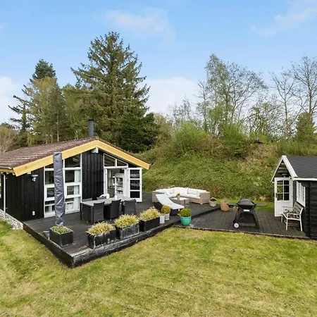 4 Bedroom Gorgeous In Holiday home *