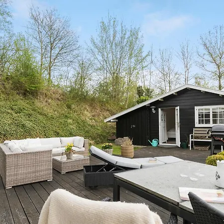 4 Bedroom Gorgeous In Holiday home *